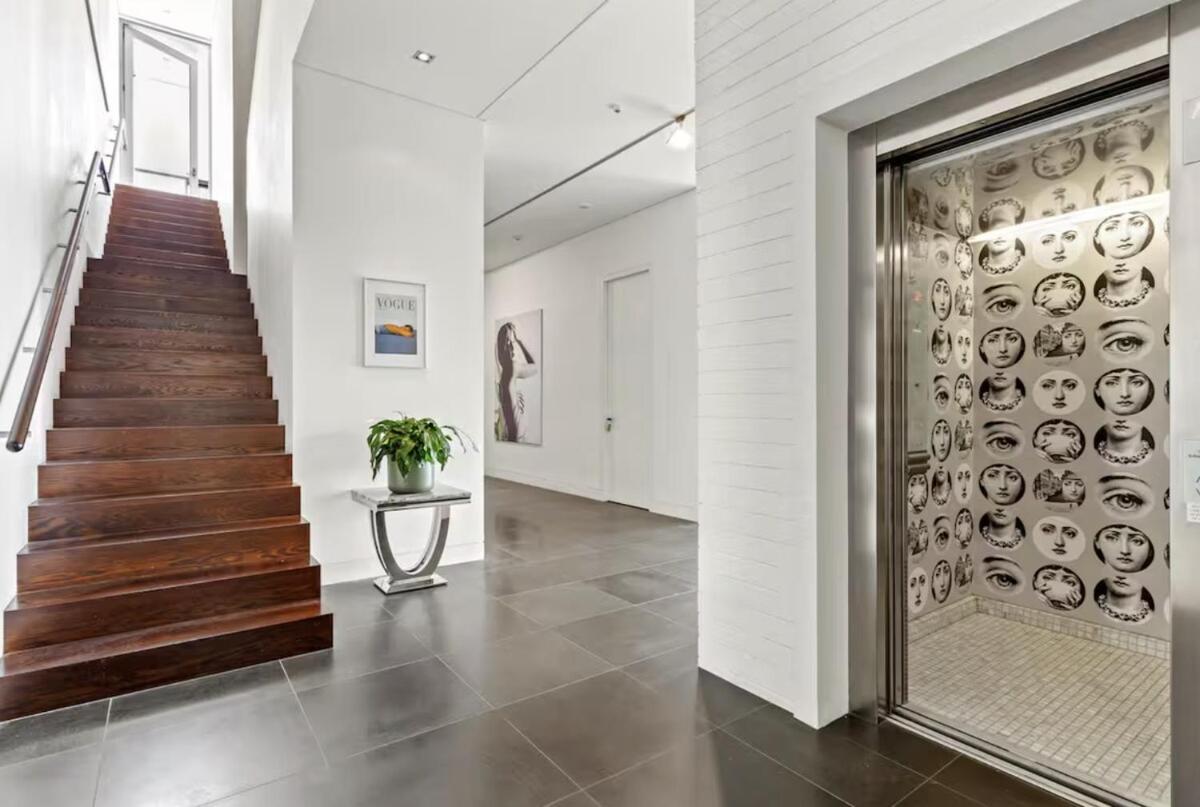The Cube On Upper Queen St Apartment