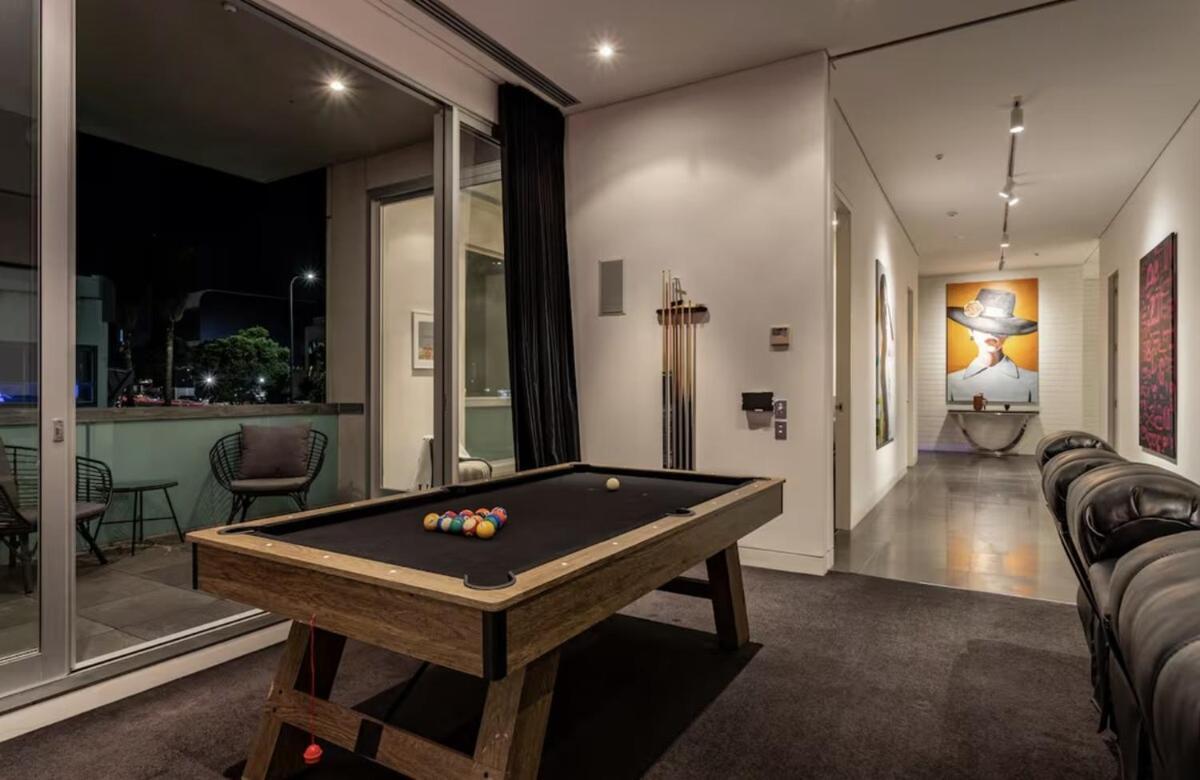 Apartment The Cube On Upper Queen St *