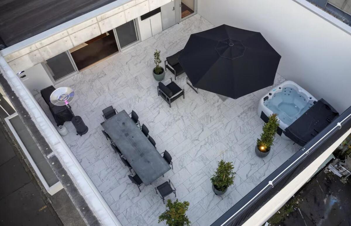 The Cube On Upper Queen St Apartment *