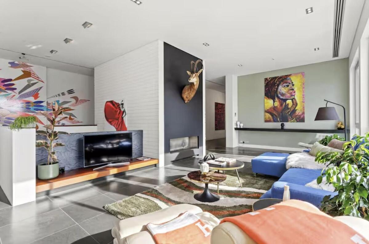 The Cube On Upper Queen St Apartment *