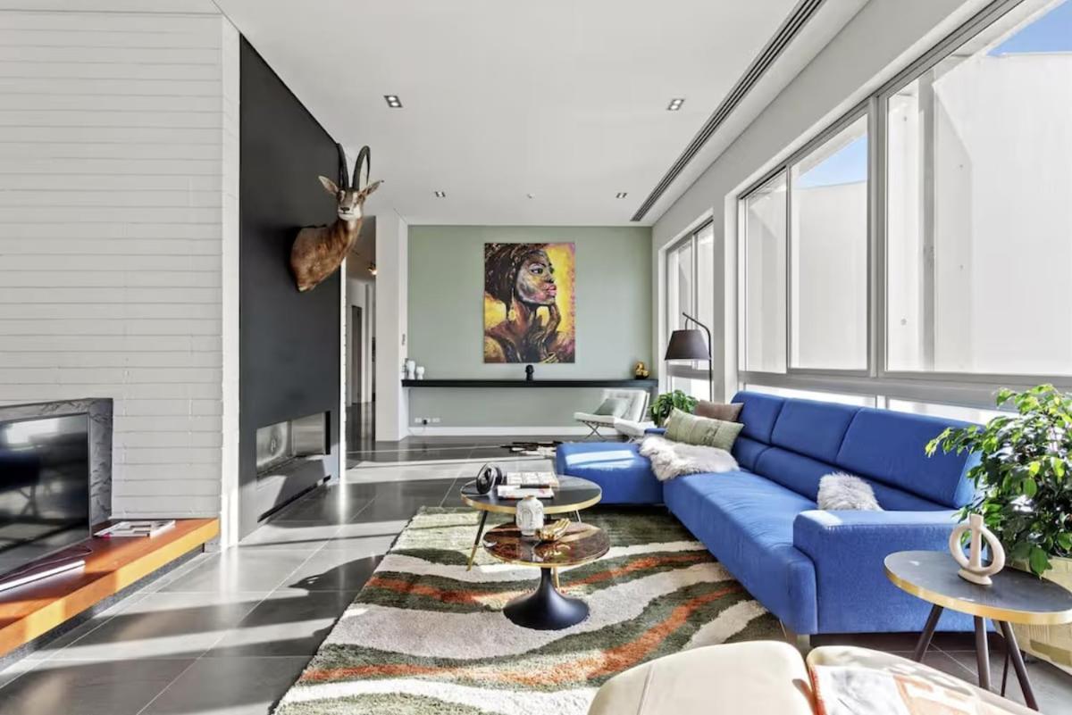 The Cube On Upper Queen St Apartment